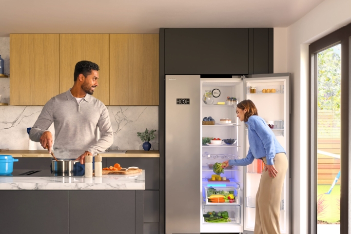 Beko_ASD2542VX_lifestyle_model_fronton_dooropen-scaled.jpg